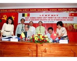 Representatives from Sai Mai An Giang Group and Desmet Balesstra Group sign a contract to provide equipment for the fish oil-refining factory. (Photo:bao dau tu)